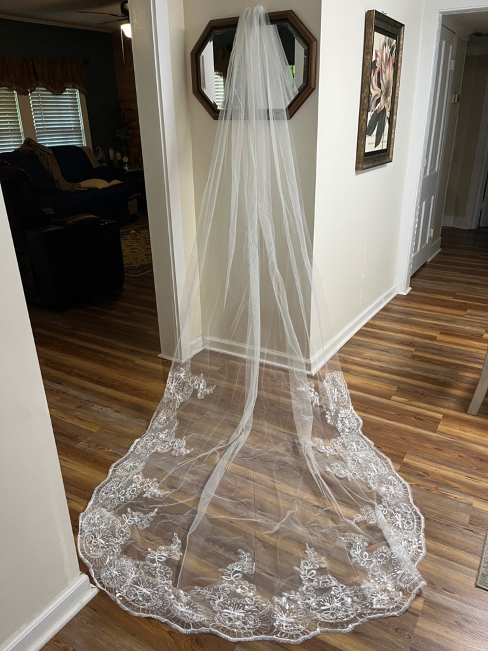 Bride Veil Ivory NIP Cathedral Length Embroidered Lace Floral Scalloped Edge